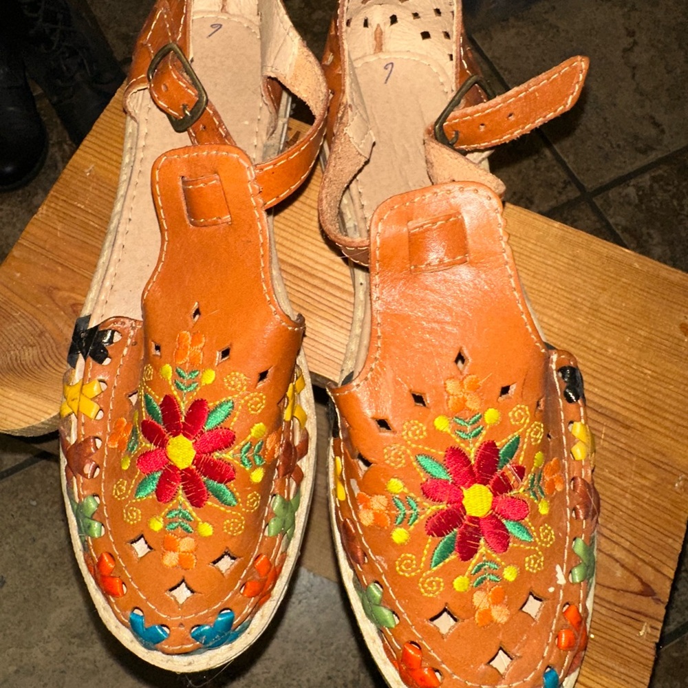 Mexican Embroidered Leather Sandals size 9 - Picture 1 of 7